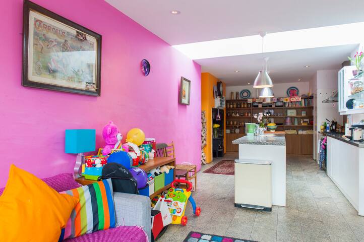 Victorian Fully Renovated 5 Bedroom House gallery image 4