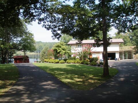 Pine Lake Lodge (Country Lake Home)