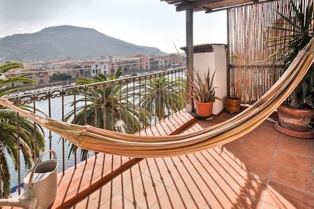 Terrace on the river "home Art gallery" P3126