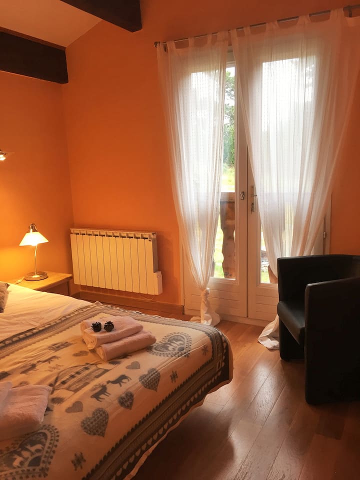 ห้องเตียงใหญ่พร้อมวิวป่า