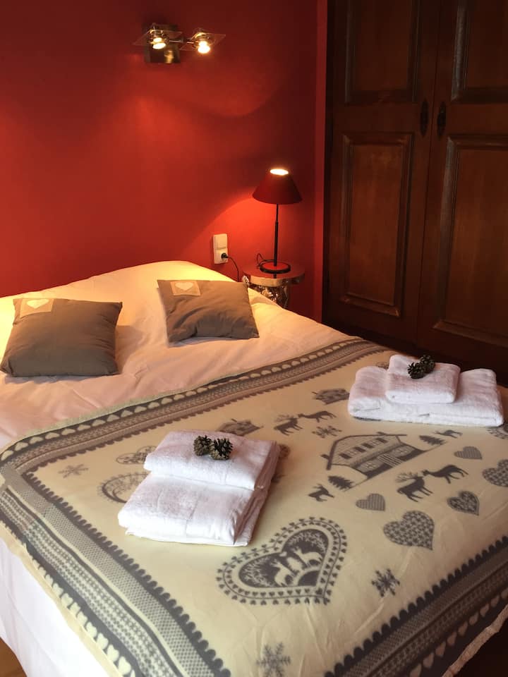 ห้องเตียงใหญ่มองเห็นทะเลสาบชั้นบน