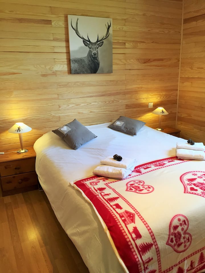 ห้องพักชั้นล่างมองเห็นสวนและป่า