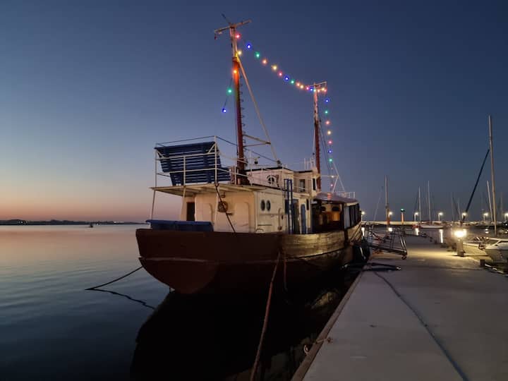 Gd-50, houseboat