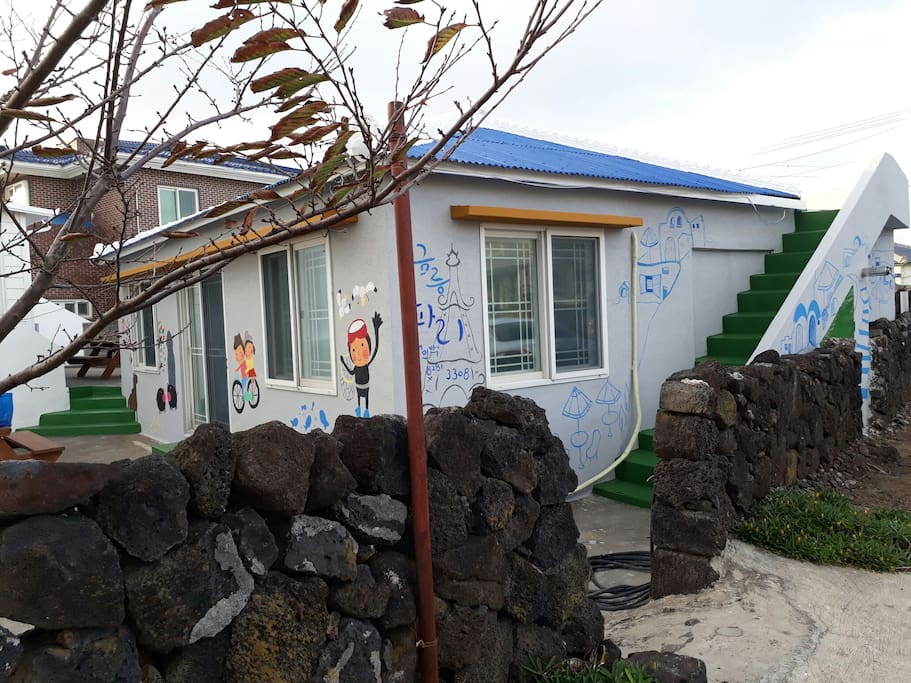 돌담으로 둘러쌓여 있어요
It's surrounded by stone walls.