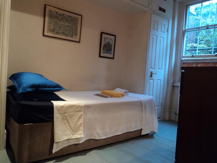 Mayfair 1 sgl bed in 1st floor flat
