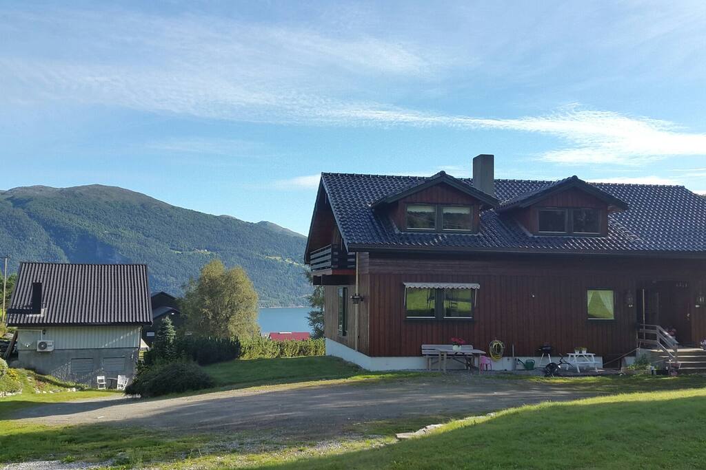 Gårdstunet sett mot fjorden.