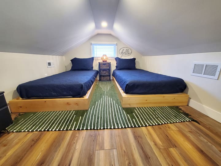 Zona de loft con dos camas individuales. Accesible por escalera.