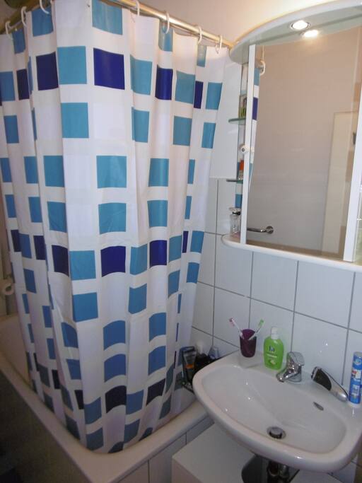 Bad mit Waschbecken und Badewanne/Dusche