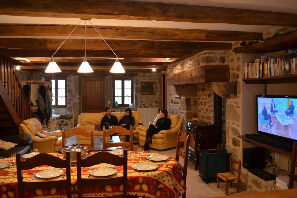 Salle à manger et salon très chaleureux avec poële à bois