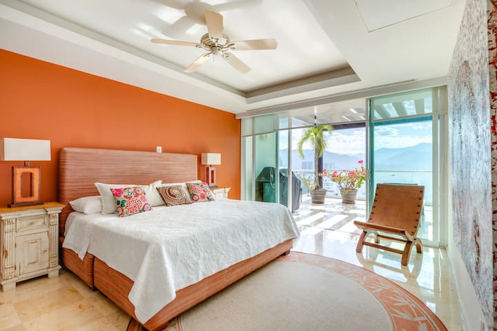 Suite parentale au premier étage (chambre 1). Lit King Size, salle de bain complète, dressing et jacuzzi. Ouvre sur le grand balcon. Vue sur la baie et la ville de Puerto Vallarta. 