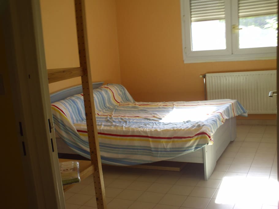 chambre : 1 chambre parentale avec lit de 1,60m avec salle d'eau privative
