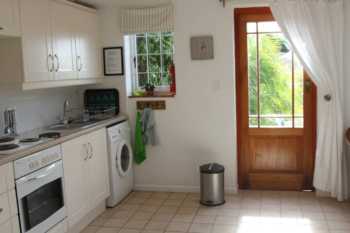 Garden Apartment, Llandudno – 3 mins walk to beach gallery image 5