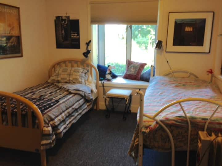 Chumba cha kulala cha ghorofa ya chini kilicho na vitanda 2 pacha