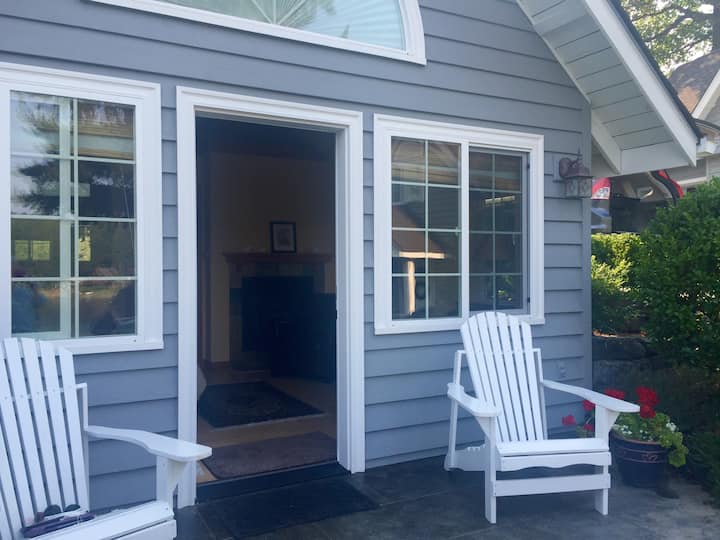 Waterfront Guest Cottage Houses for Rent in Gig Harbor, Washington