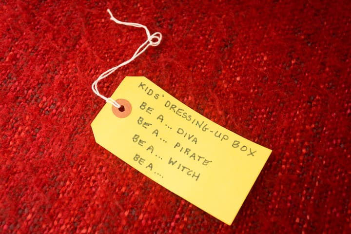 Il y a une boîte à vêtements bien garnie dans la chambre 3 