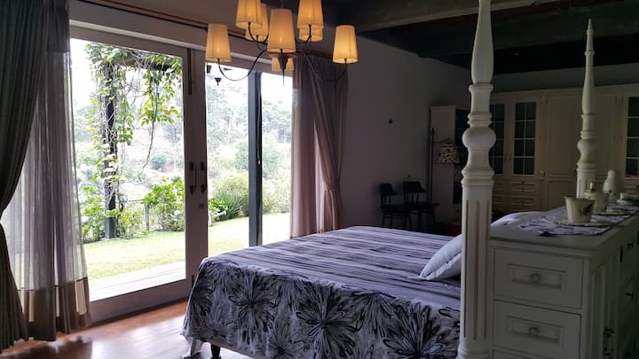 主床（加大双人床） 2m x 2m