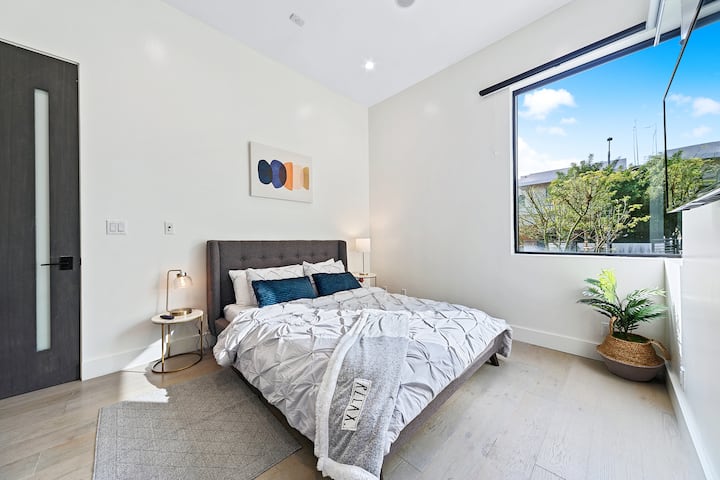 Útulná spálňa s manželskou posteľou, mäkkou posteľnou bielizňou a teplou výzdobou. Jednoduché a príjemné, ideálne na oddych.