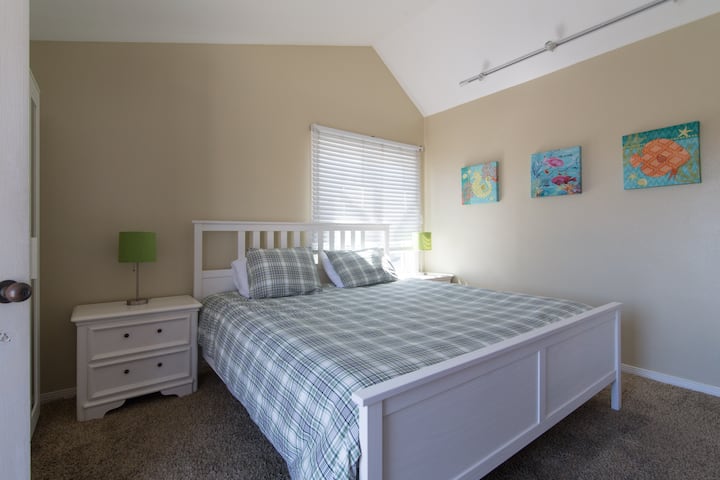 Dormitorio del tercer piso con cama tamaño king y literas