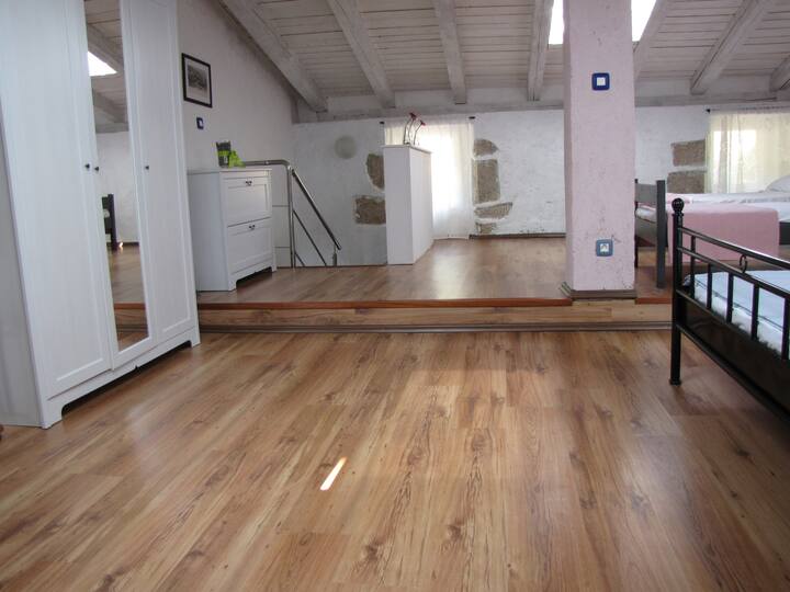 Sakafu kubwa ya pili iliyotengwa kwa ajili ya kulala