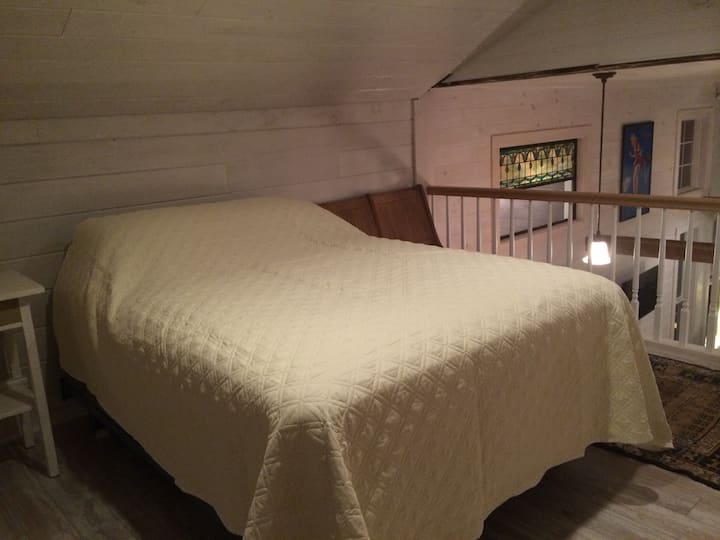 Dormitorio loft con cama de matrimonio.