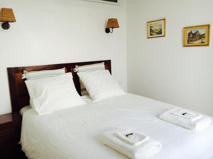 El dormitorio grande con cama BENOIST premium tamaño queen (160 cm).