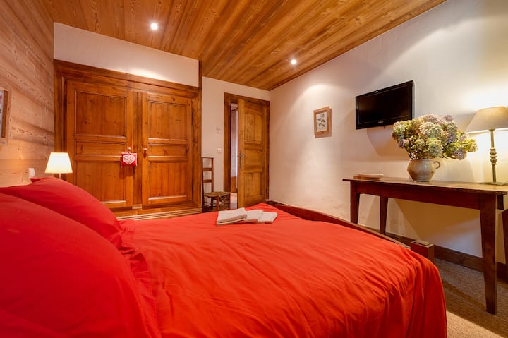 Chaudanne度假木屋：带电视的宽敞房间