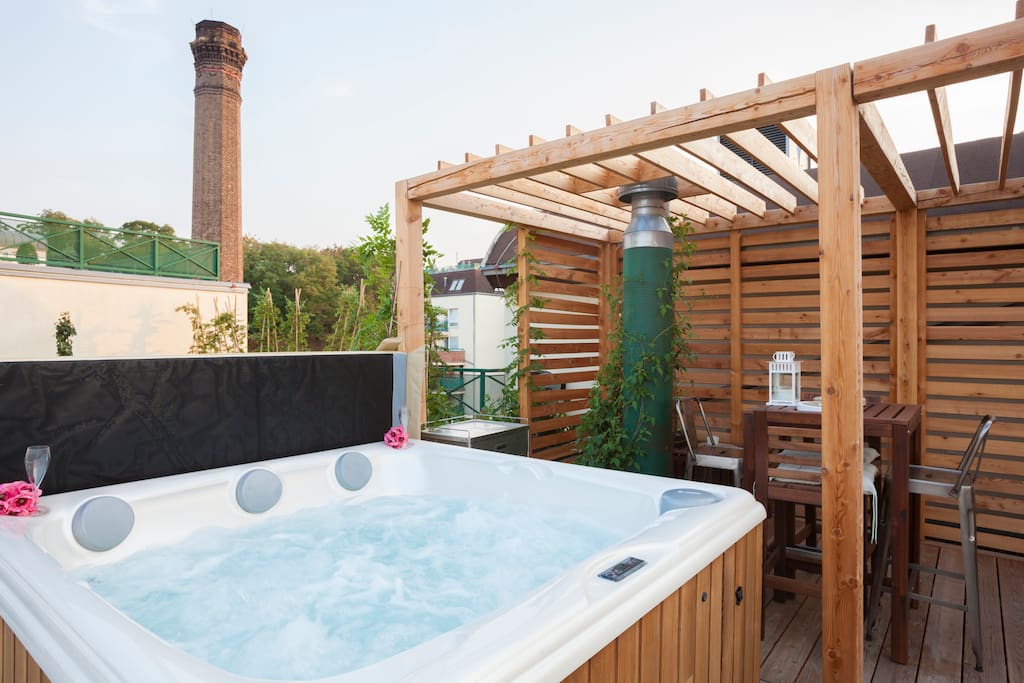 STUDIO romantique avec  JACUZZI  Lofts  louer  Prague 