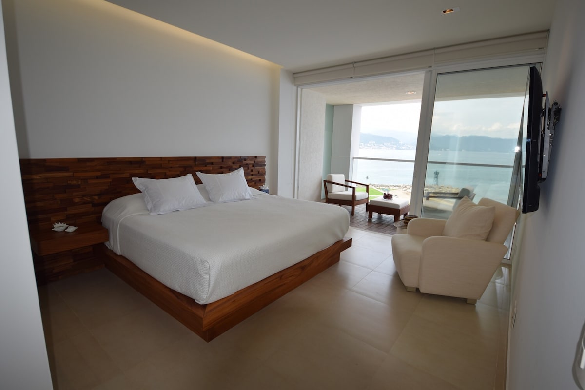 主卧配有宽敞的露台、户外、手工制作的家具和海景