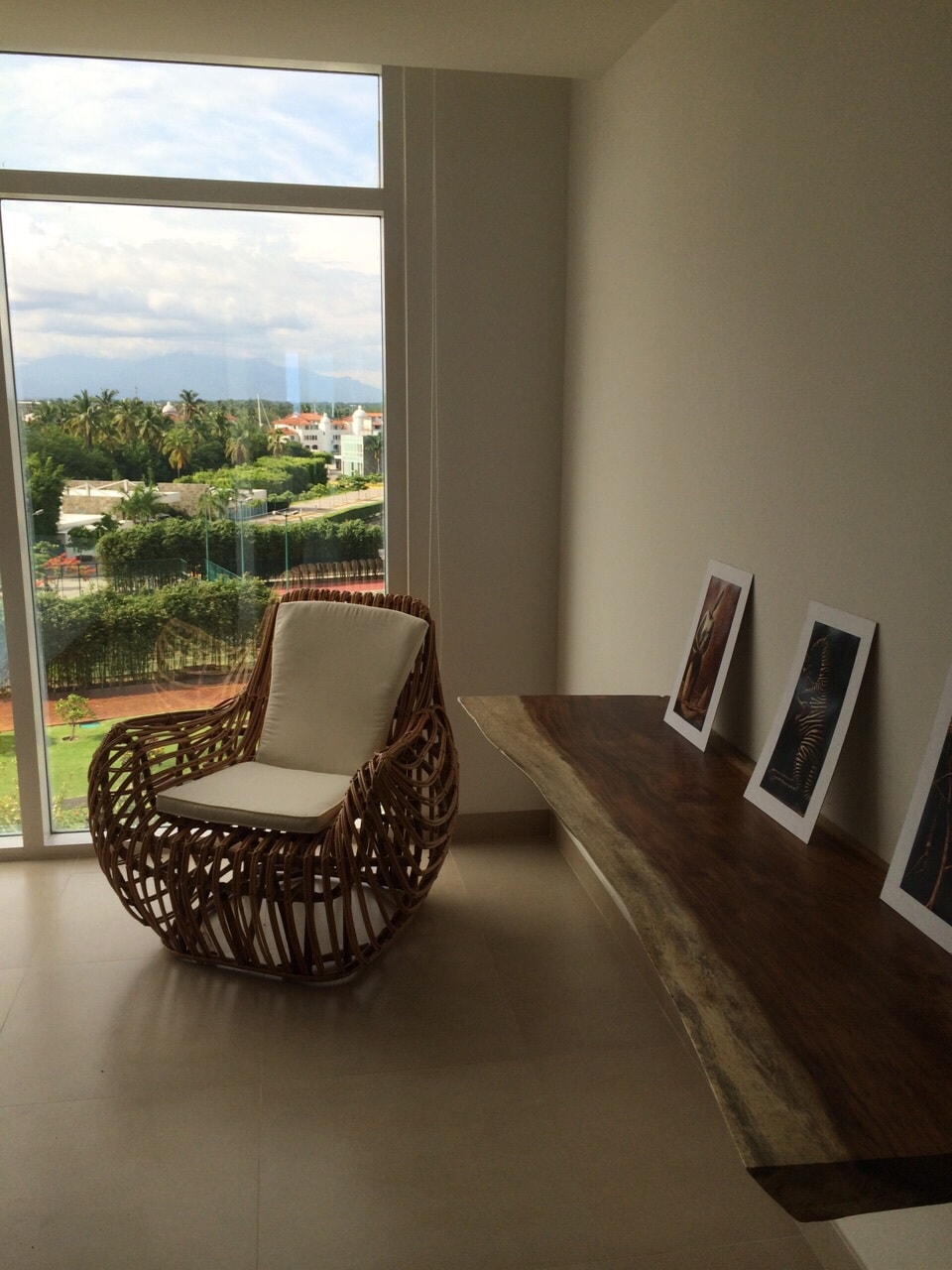 第二间卧室，宽敞的落地窗，花园景观，大衣柜