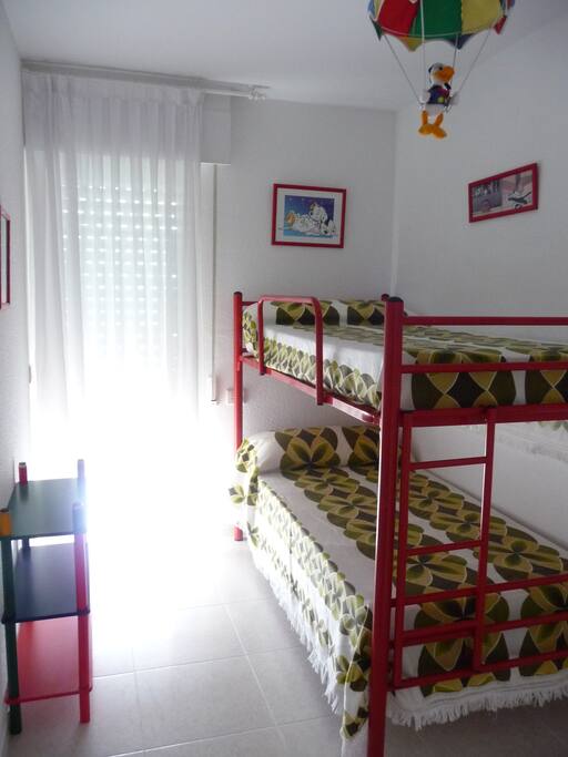 Dormitorio para los peques con acceso directo a la terraza frontal al mar