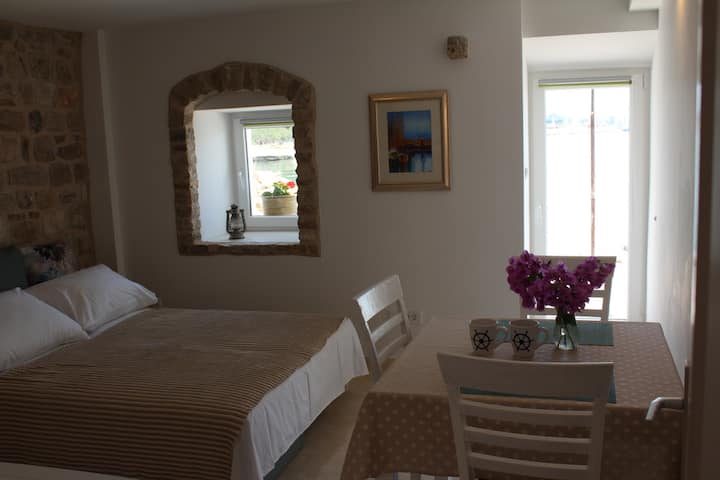 ห้องพักพร้อมระเบียงส่วนตัวริมทะเล