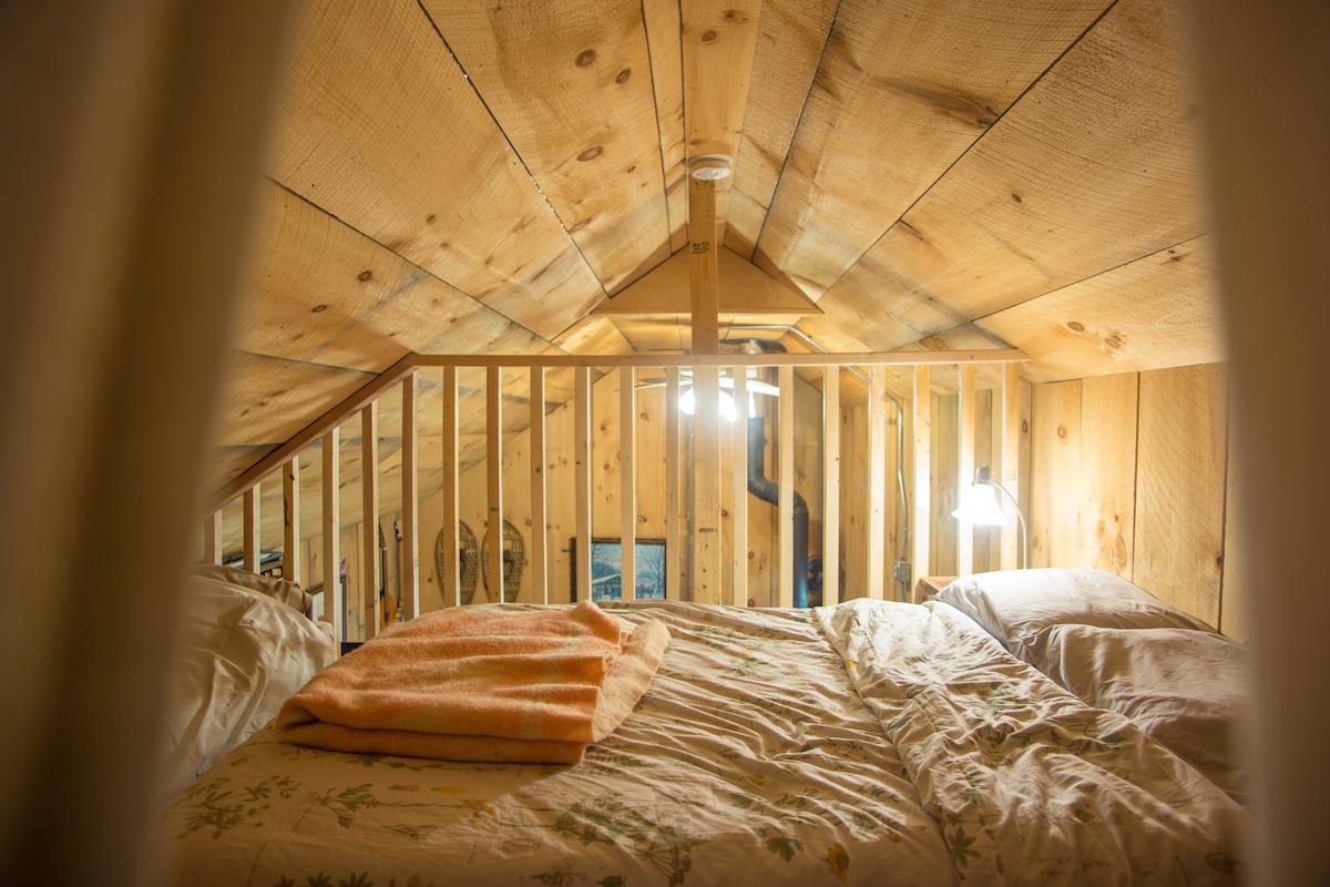 Полн кревет во спална соба бр. 1 на поткровје