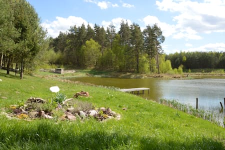 hut in the mid. of nowhere + priv pond+3 ha