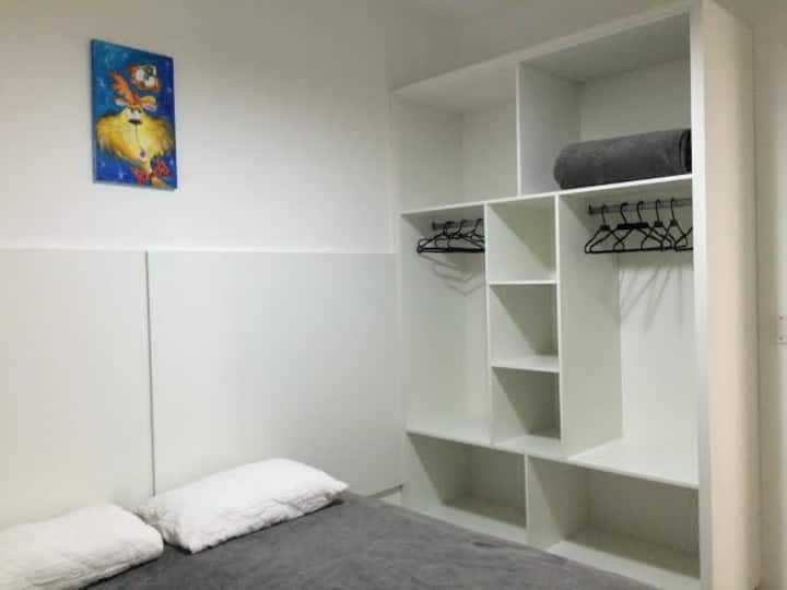 dhomë e ndarë me ajër të kondicionuar me 1 krevat dopio ose 2 krevate tek, zgjedhja e vizitorit