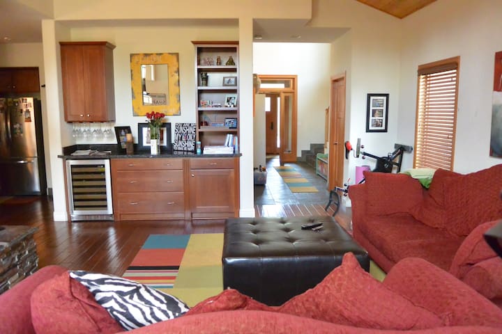 Beautiful & Spacious Townhouse/2 bdrms available
