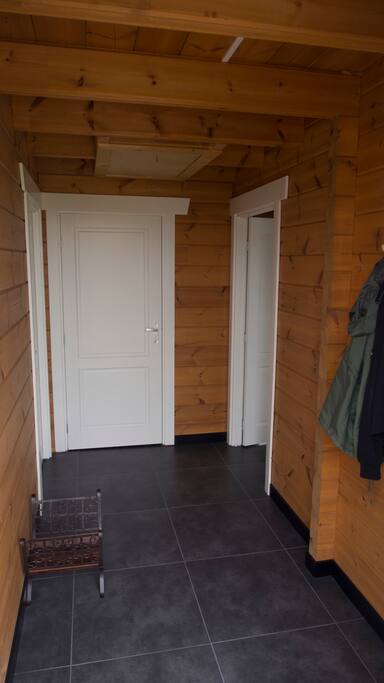 Hal, toegang toilet en woonkamer