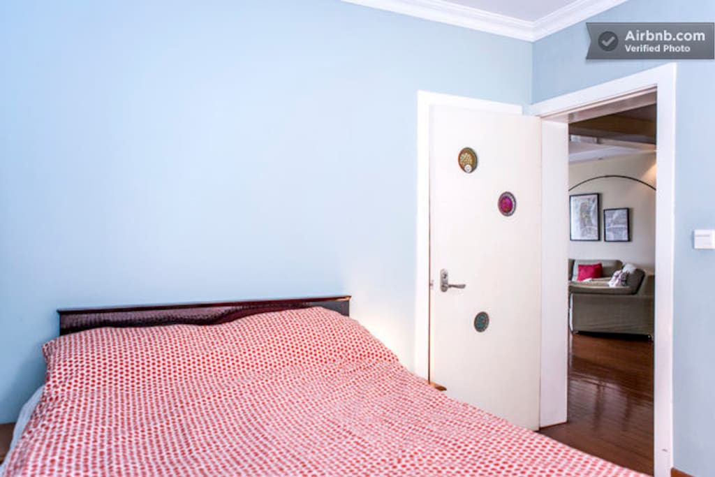 Big Private bedroom with queen size bed, fresh linen, aircon, desk and big wardrobe. Wood parquet floor