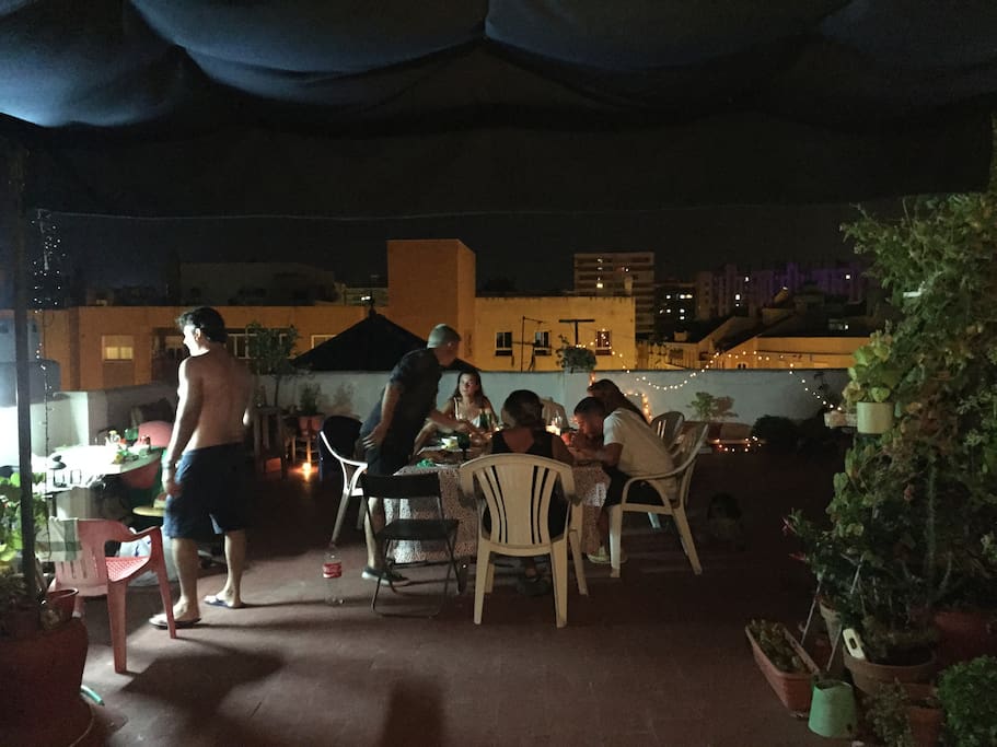 terraza de noche para cenas y barbacoas