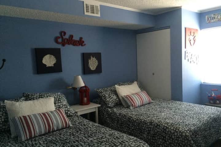 Évadez-vous et reposez-vous dans ce magnifique lit confortable...perdu d'oreillers pour votre tête !