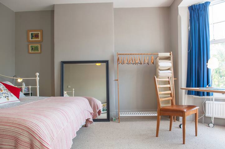 Leicester spaciousness - Comfy room with bathroom