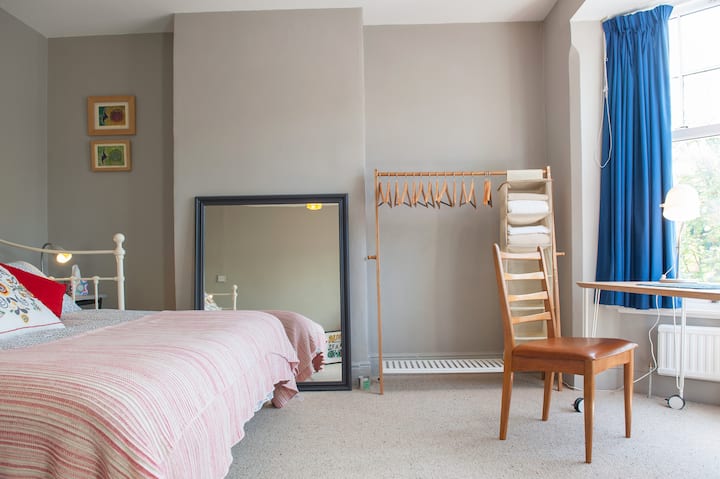 Leicester spaciousness comfy room, shared bathroom