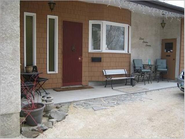 Escape the chaos, stunning green space gallery image 4