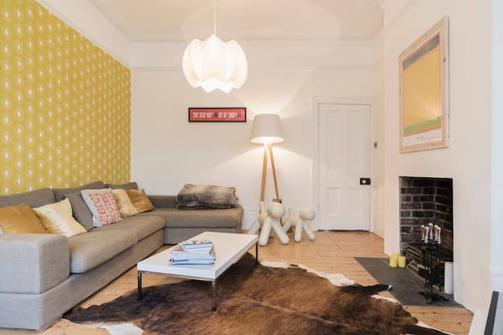 CRASHPAD,  FAB AREA, 5 MINUTE WALK TO CENTRAL LINE