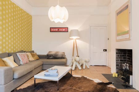 CRASHPAD,  FAB AREA, 5 MINUTE WALK TO CENTRAL LINE