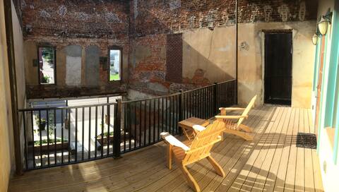 Blu-Buck Mercantile Hotel Courtyard