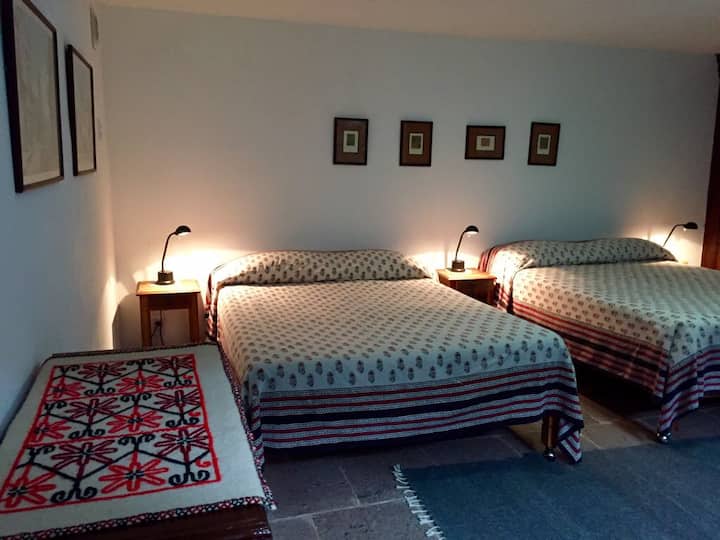 Спални соби 6. Има два брачни кревета, до кои се пристапува преку градината и е половина кат подолу