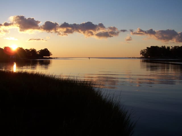 Lovely Chesapeake Waterfront Flat Just 26 Mi to DC