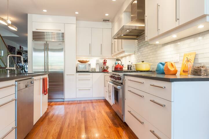 Prime Williamsburg 3 BR with Deck gallery image 3