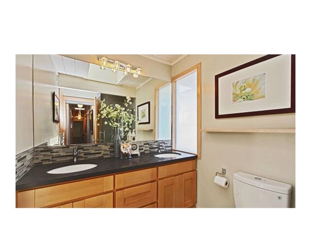 Modern 5 Bedroom Palo Alto Home-sleeps 10! gallery image 3