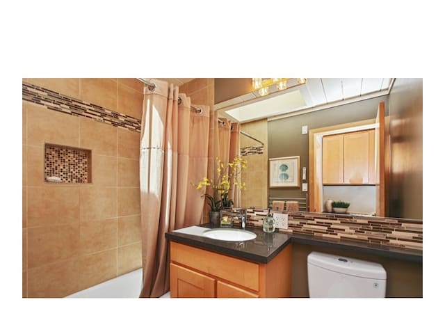 Modern 5 Bedroom Palo Alto Home-sleeps 10! gallery image 5